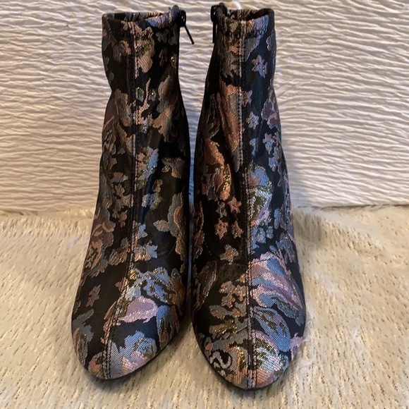 Steven Madden clutch with Kenneth Cole booties. - Picture 6 of 12